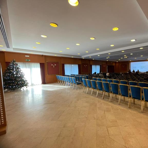 Panoramica estesa della sala conferenze a Cagliari