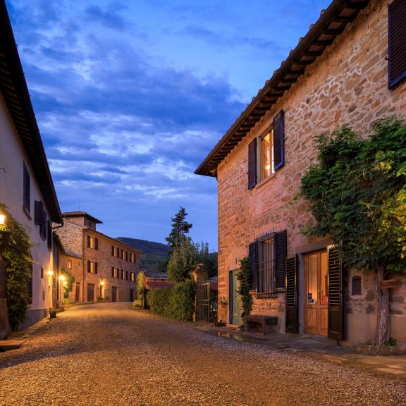 How satisfied are citizens with waste collection and urban sanitation services in Tuscany?